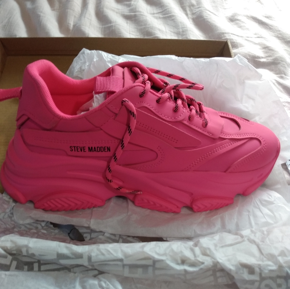 Women's Steve Madden "Possession" shoes. Size 9 hot pink brand new